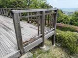 「展望台の柵が壊される　三重・菰野町の「三重県民の森」　付近にはタバコの吸い殻や菓子の袋が散乱　警察が器物損壊事件として捜査」の画像1