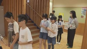 児童が視覚障害について学ぶ　三重・尾鷲市