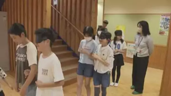児童が視覚障害について学ぶ　三重・尾鷲市