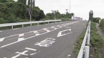 脇腹にタイヤの痕が…男性ひき逃げされ大けが　逃走車の行方追う　愛知・大府市
