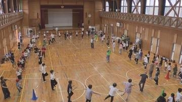 「世代間交流運動会」　高齢者と小学生が世代の枠を超え交流　三重・尾鷲市