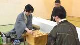 「王位戦第4局が異例の2時間遅れで再開　藤井六冠は7連覇へ王手なるか」の画像1