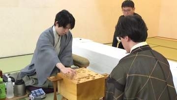 王位戦第4局が異例の2時間遅れで再開　藤井六冠は7連覇へ王手なるか