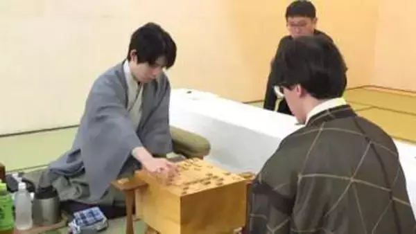 王位戦第4局が異例の2時間遅れで再開　藤井六冠は7連覇へ王手なるか