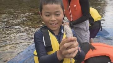 残り少ない夏休み　川遊びで思い出を！　アマゴのつかみ取りに挑戦　三重・熊野市