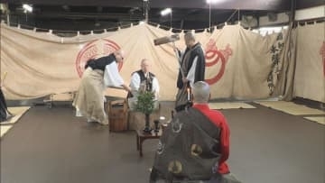 僧侶がお経を唱えながら餅つき　新年を迎える準備の鏡餅づくり　愛知・豊川稲荷