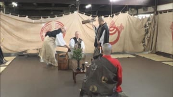 僧侶がお経を唱えながら餅つき　新年向かえる準備の鏡餅づくり　愛知・豊川稲荷