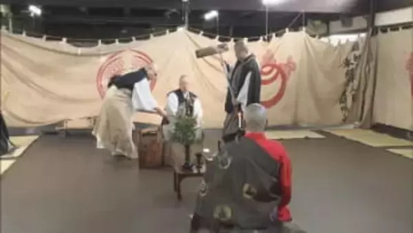 僧侶がお経を唱えながら餅つき　新年を迎える準備の鏡餅づくり　愛知・豊川稲荷