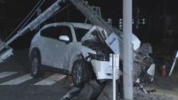 車同士の衝突事故　１台が信号機の柱に突っ込む　愛知・刈谷市