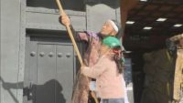 新年を迎える準備　園児らが岡崎城を「すす払い」