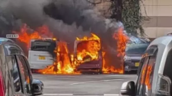 商業施設の駐車場で車複数台が炎上 名古屋・西区