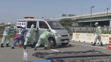 南海トラフ地震想定　車両でふさがれた高速道路の通り道を確保する訓練　名古屋高速道路公社