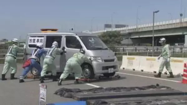 南海トラフ地震想定　車両でふさがれた高速道路の通り道を確保する訓練　名古屋高速道路公社