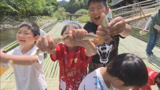 「ヌメヌメしてつかみづらかったけど」小学生らがアユのつかみ取り　男川やな開き　愛知・岡崎市