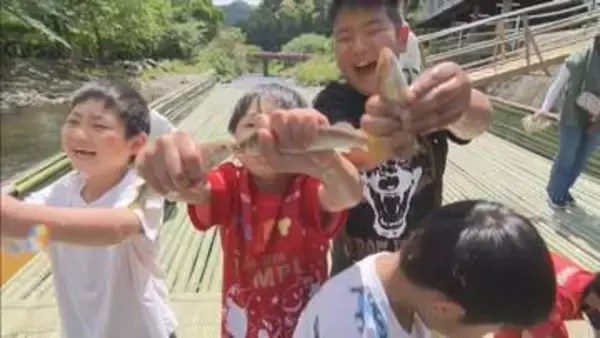 「ヌメヌメしてつかみづらかったけど」小学生らがアユのつかみ取り　男川やな開き　愛知・岡崎市