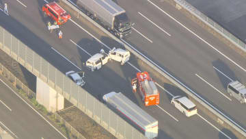伊勢湾岸道上りで６台が絡む事故　男女５人ケガ　命に別条なし　湾岸長島IC～湾岸弥富ICの間が通行止め（1日午後6時現在）