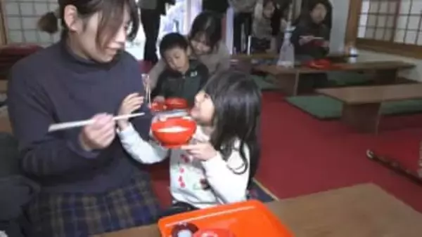 さんま寿司を食べて子どもの健やかな成長を祈願　産田神社の例大祭　三重・熊野市