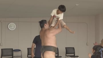 小学生がお相撲さんとふれあうイベント　特製ちゃんこ鍋も満喫　名古屋市