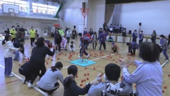 玉入れや風船送りに障がいのある人や地元の小中学生など200人　三重・尾鷲市で「スポレク祭」