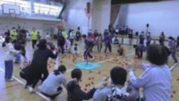 玉入れや風船送りに障がいのある人や地元の小中学生など200人　三重・尾鷲市で「スポレク祭」