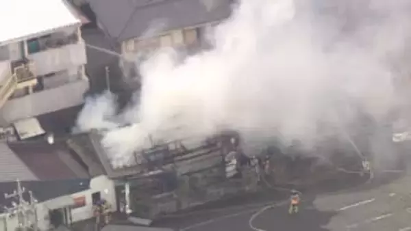 火元住宅の玄関付近に倒れていた住人女性を近隣男性が救出　愛知・春日井市