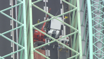 東名阪自動車道でトラック横転　上り線が一時通行止め　三重・桑名市