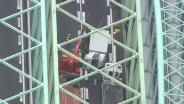 東名阪自動車道でトラック横転　上り線が一時通行止め　三重・桑名市