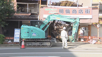商店街火災でがれきの除去作業始まる　通路確保へ10月中の完了目指す　三重・伊勢市