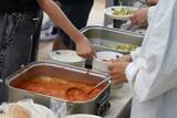 「学校給食に人気店のバターチキンカレーが登場！　本場の味に子どもたちもおかわりの行列　地元飲食店との「コラボ給食」で食育と地域連携を推進　愛知・東郷町」の画像1