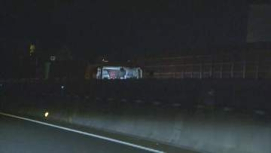 新東名高速で事故　大型トラックが積んでいた薬剤が散乱　危険物にあたる可燃性物質