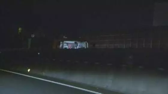 新東名高速で事故　大型トラックが積んでいた薬剤が散乱　危険物にあたる可燃性物質