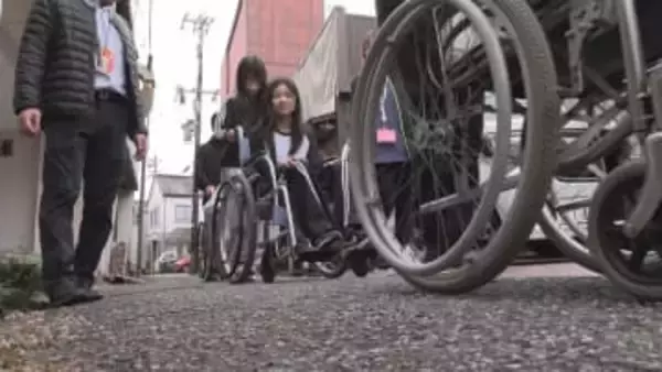 “思いやりの心”育む 児童が車いすの補助を体験 三重・尾鷲市