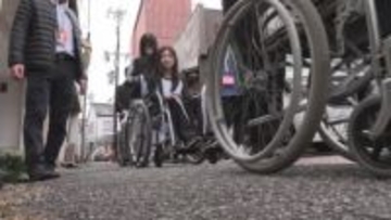 “思いやりの心”育む 児童が車いすの補助を体験 三重・尾鷲市