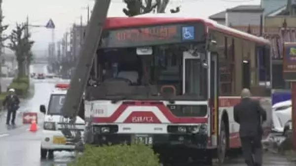【速報】バスが電柱に突っ込む 運転手と乗客にけがなし 愛知・春日井市