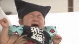 「泣き相撲・飛騨高山場所　さるぼぼ衣装身に着けた赤ちゃん300人が出場　健康と成長願う」の画像1