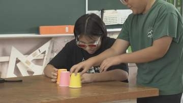 小学校が視覚障害を疑似体験　「困っているかどうか聞いて協力したい」　三重・尾鷲市