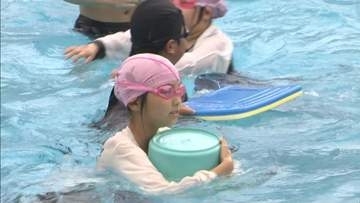 水辺の遊びにはライフジャケットを…　小学生が着衣泳を学ぶ　岐阜・下呂市