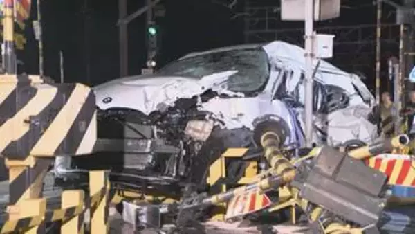 踏切内で特急列車と車3台が絡む事故　車の運転手2人けが　名古屋・南区
