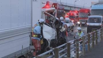 国道41号でトラック同士の事故　運転手1人が一時脱出不能　名古屋・北区