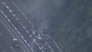 高速道路上でトラックが炎上　「タイヤがバーストし、止めたら火が出た」と通報　岐阜・恵那市