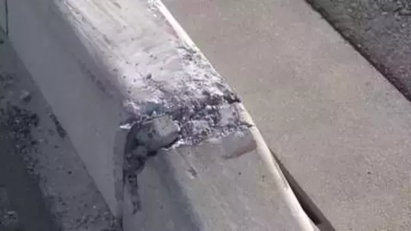 交差点でトラック同士が衝突　トラックが横転し車外に投げ出された運転手が重体　三重・鈴鹿市