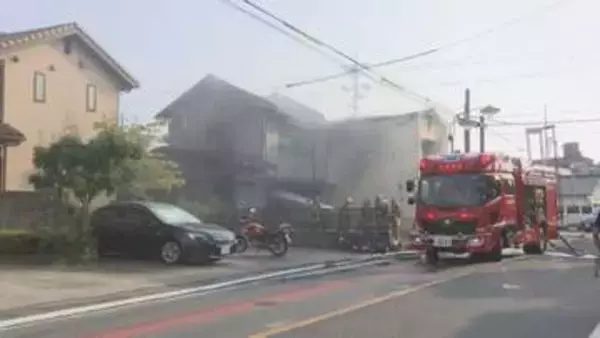 住宅や自転車販売店など燃える火事　けが人なし　愛知・日進市