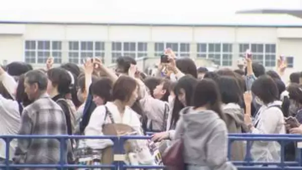 名古屋に全国から嵐ファン集まる ラストツアー前に 東京から「グッズ買いにきた」ファンも