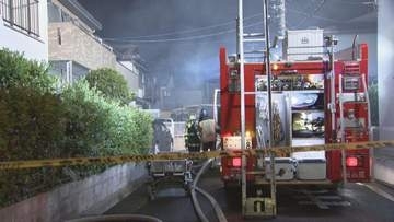 「隣の家が火に包まれている」住宅2棟全焼する火事で3人搬送　愛知・春日井市