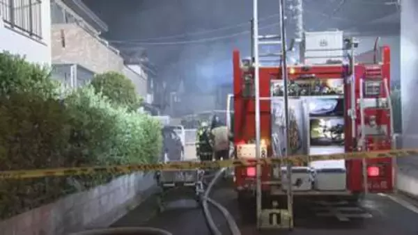 「隣の家が火に包まれている」住宅2棟全焼する火事で3人搬送　愛知・春日井市