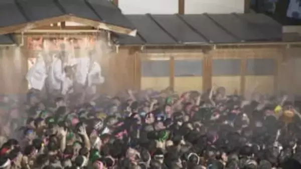 国府宮はだか祭　厄を落とそうと1万人の裸男がぶつかりあう　愛知・稲沢市