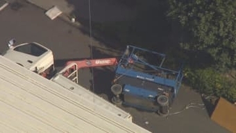 クレーン車が荷下ろし中に横転　男性が下敷きになり死亡　岐阜・各務原市