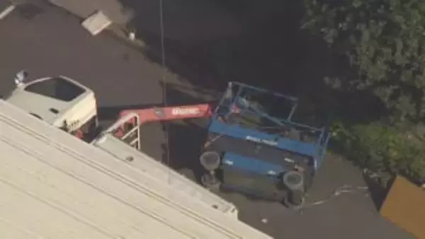 クレーン車が荷下ろし中に横転　男性が下敷きになり死亡　岐阜・各務原市