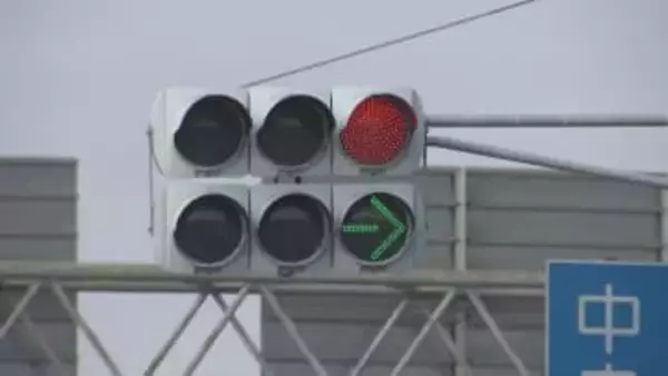 直進のトラックと右折の乗用車が衝突　乗用車の男性（21）が意識不明の重体　岐阜市の国道21号