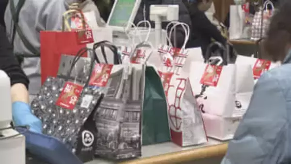 松坂屋名古屋店で初売り　約3100人が行列